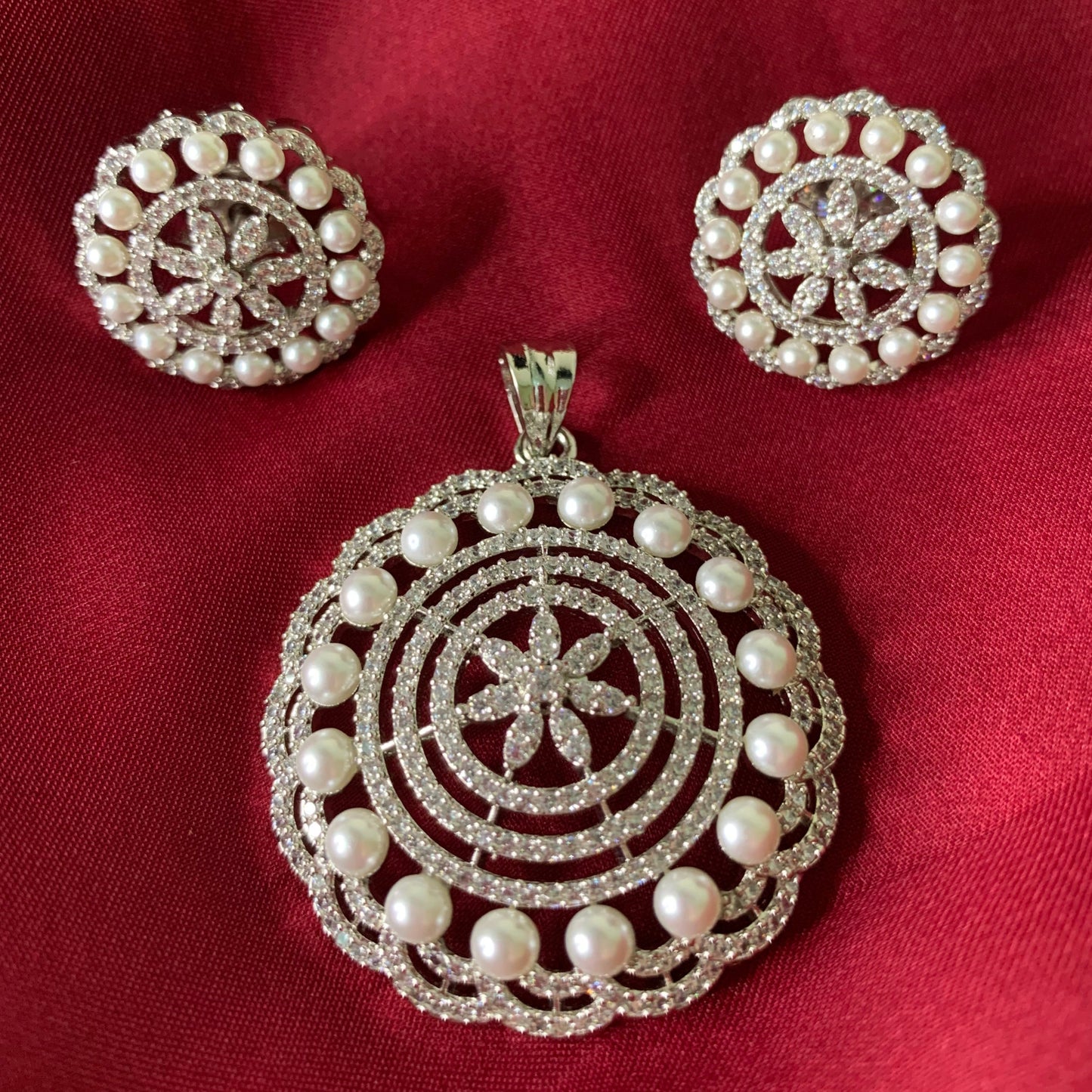 Saloni Round Pearl Drops Pendant Set
