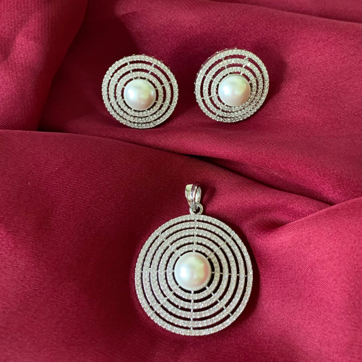 Saloni Round Pearl Halo Pendant Set
