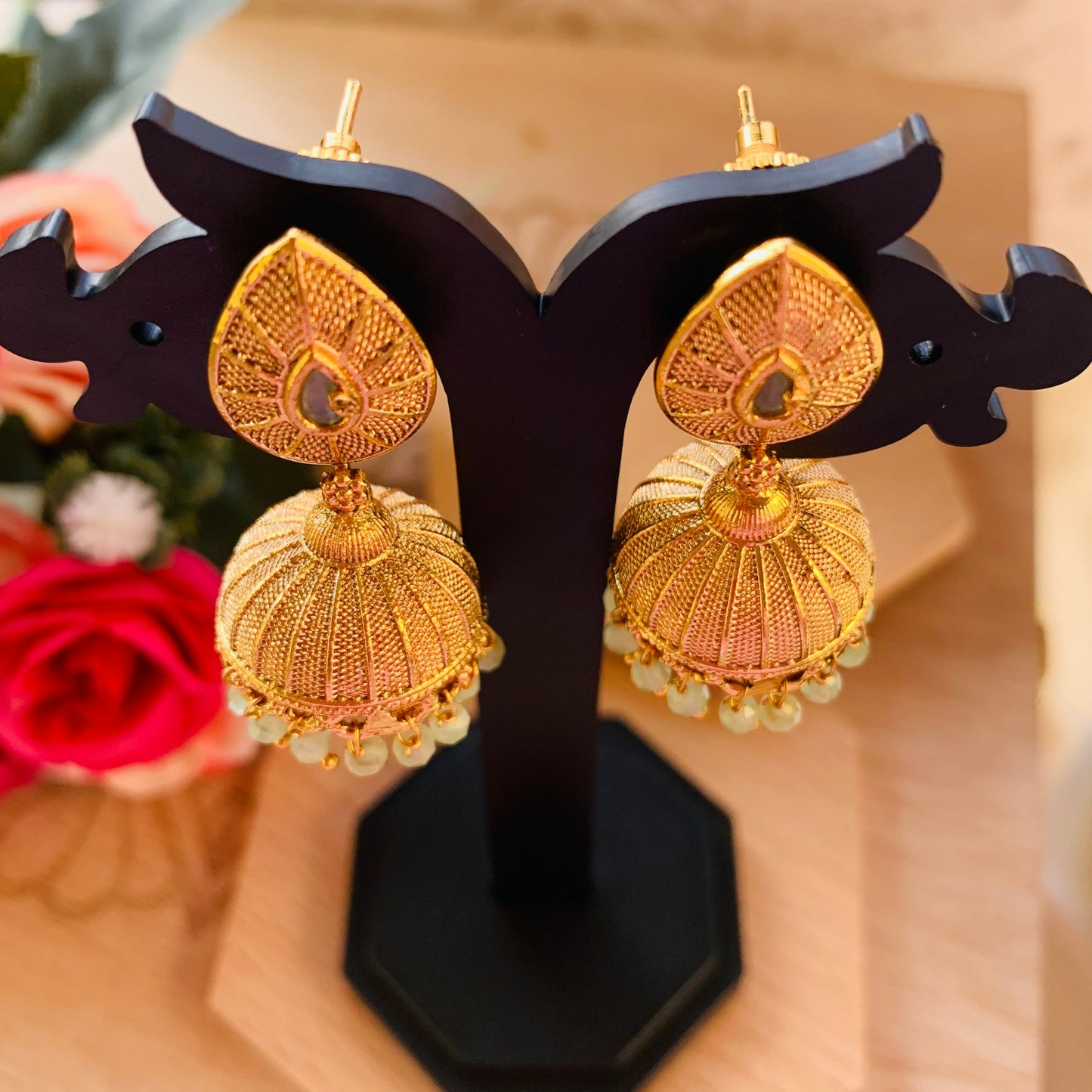 Adhira mint Jhumkas