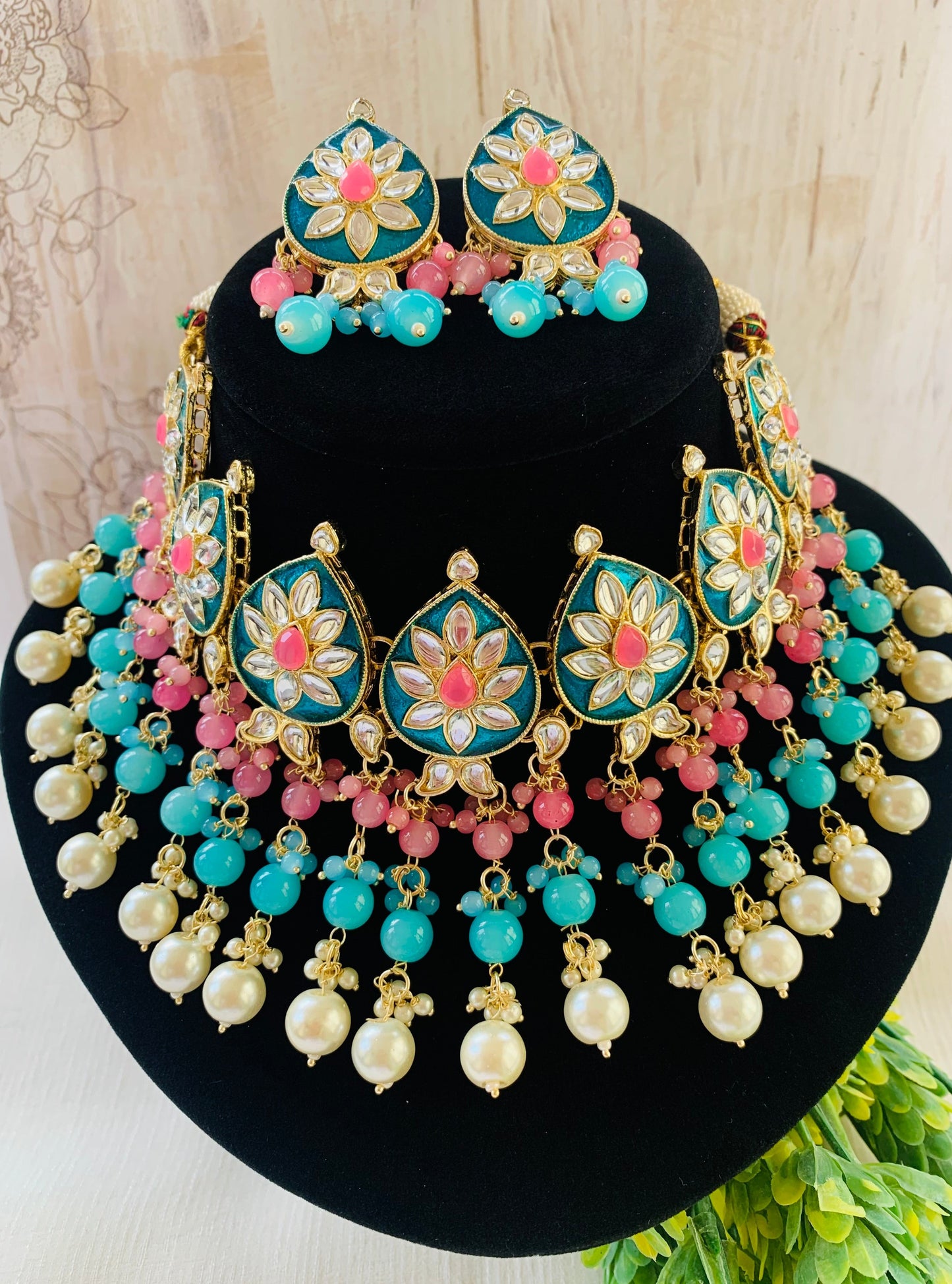 Maahi Kundan choker Necklace Set