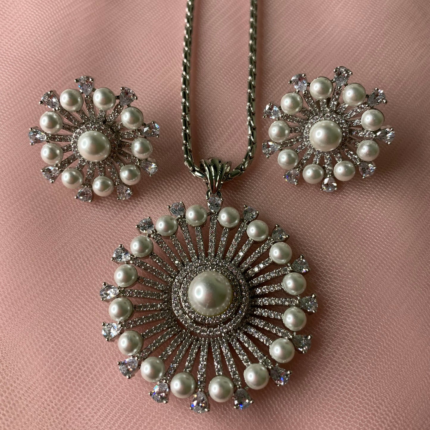 Saloni Round Pearl Sunshine Pendant Chain and Earring Set