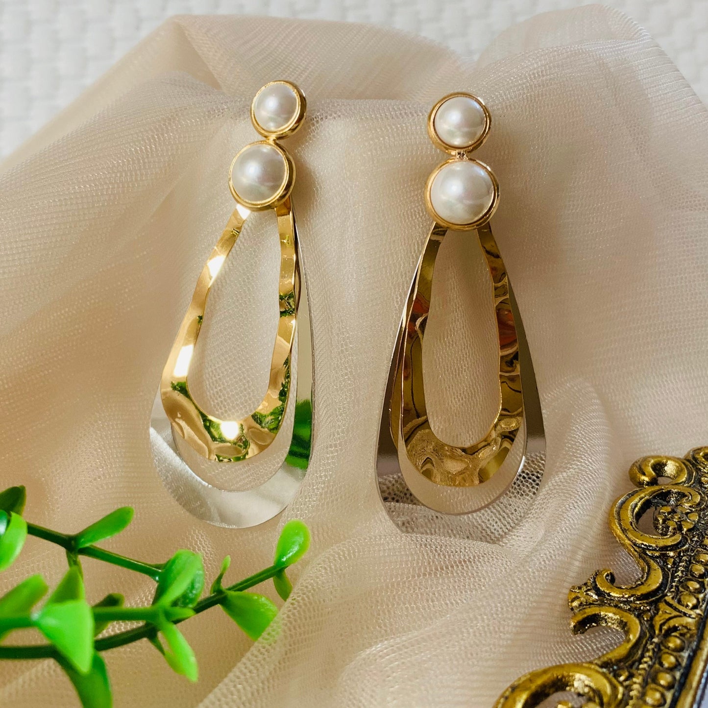 Bold Raahi Drop Earrings